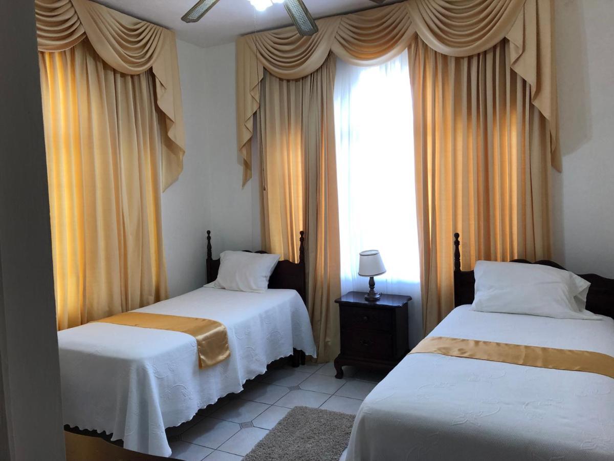 Goldenview Guesthouse 오쵸 리오스 외부 사진