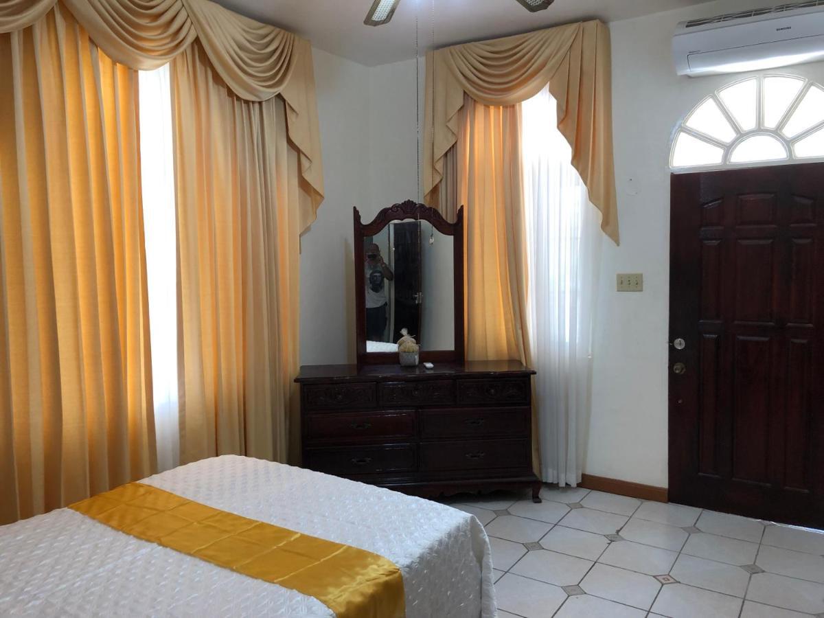 Goldenview Guesthouse 오쵸 리오스 외부 사진